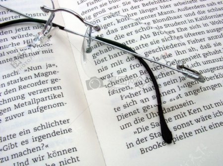 书本上的眼镜
