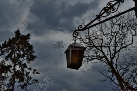 阴沉天空下挂着一只孤独的灯笼