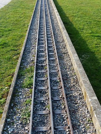 草地上的窄轨铁路