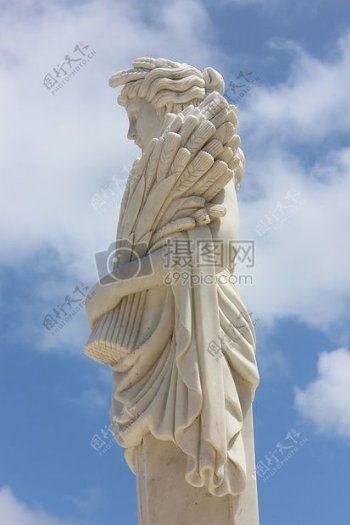 蓝天下的女性雕像