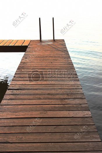 湖泊中的木桥