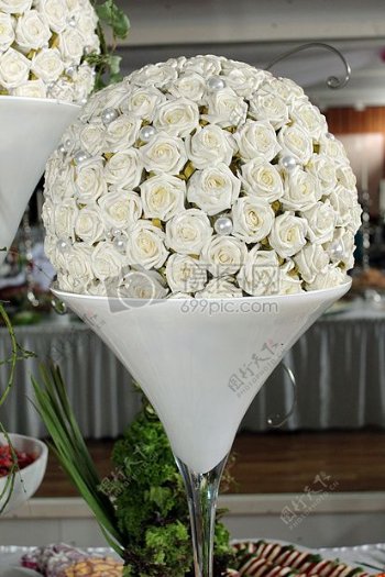 白色玫瑰花柱