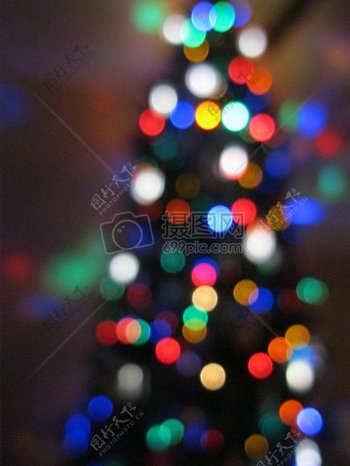 模糊的灯光圣诞树