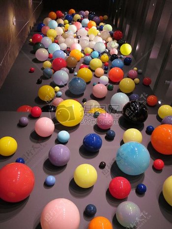 楼道里颜色各异大小不一的玻璃球