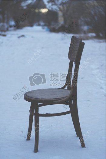 雪地里的椅子