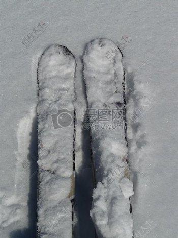 雪地上的滑雪板