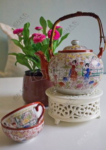 花纹瓷器茶壶