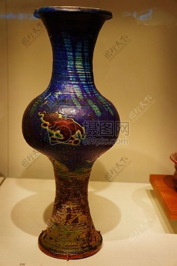 博物馆里的彩陶花瓶