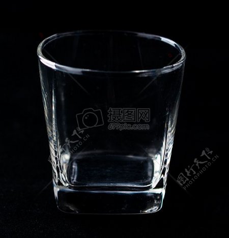桌子上的玻璃杯