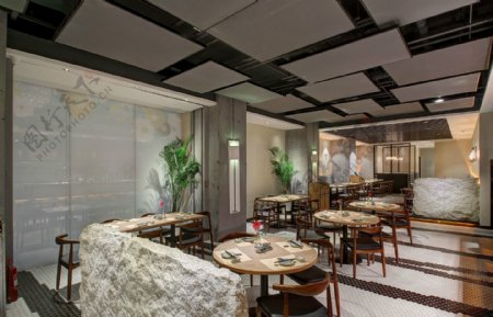 现代时尚高级餐厅木制圆桌室内装修效果图