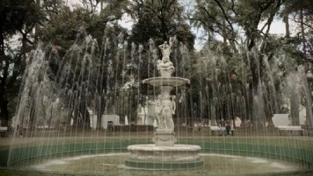 公园里不断喷水的喷泉实拍视频