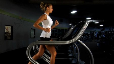 女人跑步机运动高清实拍视频素材