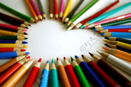 彩色铅笔摆成心形