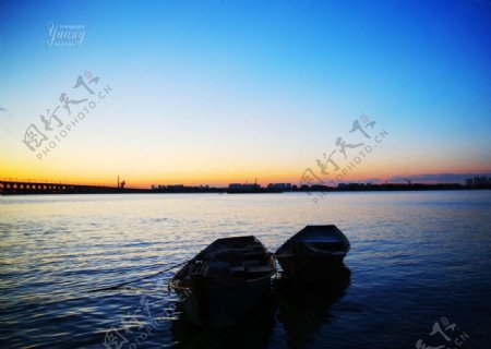夕阳余辉下的松花江畔