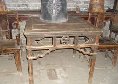传统木雕桌子摄影图
