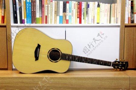 书店里的木吉他