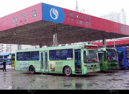 湖北宜昌公交车告别汽油改喝天然气