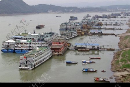 中国已拥有万吨级以上港口码头泊位1108个
