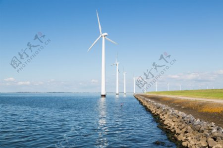 海边风力发电的风车