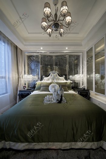 现代时尚卧室土绿色床品室内装修效果图