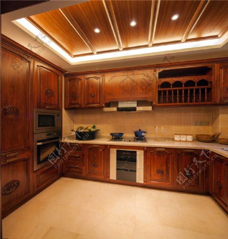 中式典雅厨房木制橱柜室内装修效果图