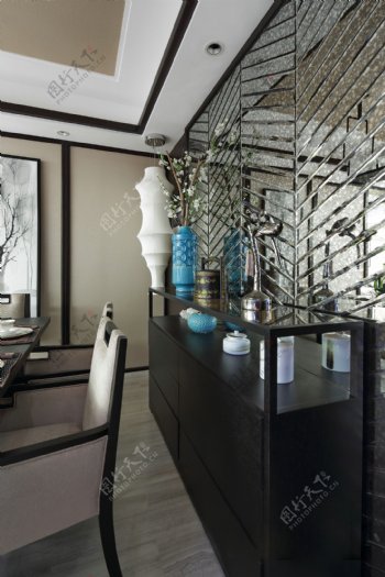 现代时尚蓝色斑点花瓶客厅室内装修效果图