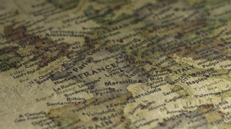 浏览一张横跨法国的老式地图