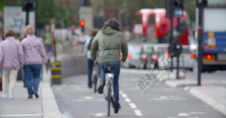 人们骑着自行车穿过威斯敏斯特桥