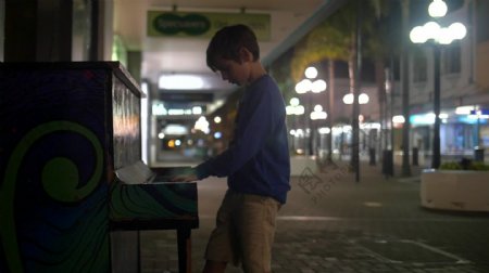 在街上弹钢琴的小男孩2