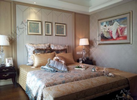 现代时尚卧室白色纹理背景墙室内装修效果图