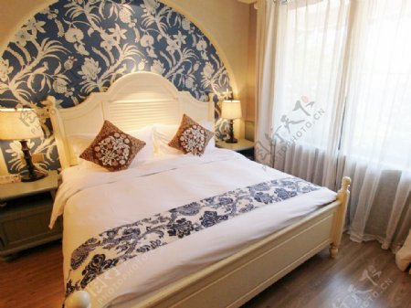 纯美地中海卧室床头背景墙装修效果图