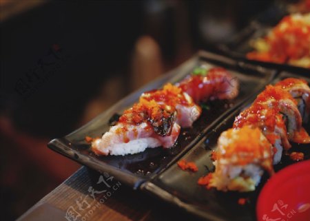 精致美味的三纹鱼寿司
