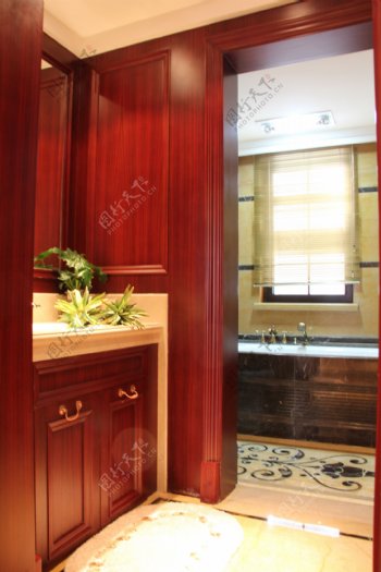中式时尚浴室深红色背景墙室内装修效果图