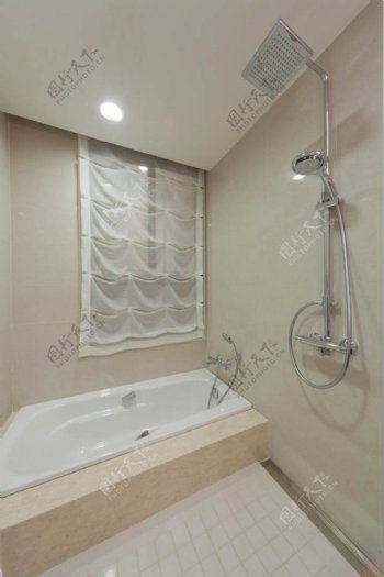现代时尚浴室浅色浴缸室内装修效果图