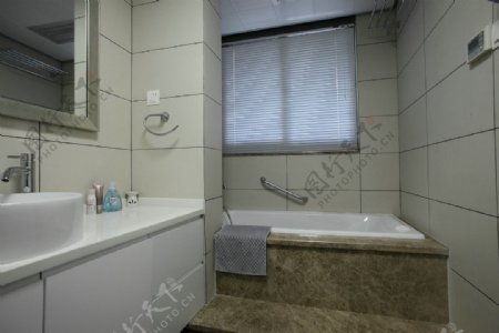 现代时尚浴室褐色瓷砖浴缸室内装修效果图