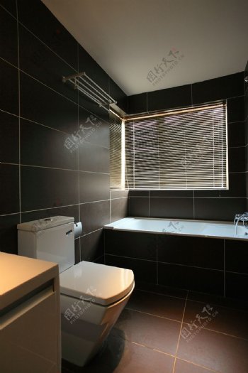 现代浴室深色格子背景墙室内装修效果图