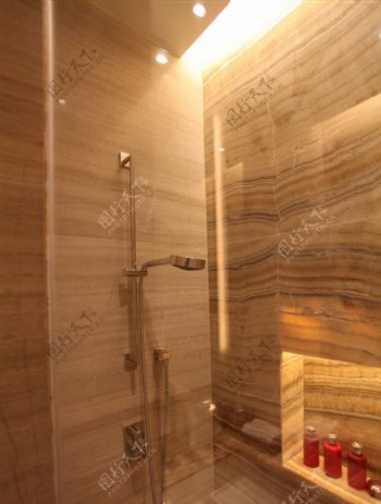 现代简约浴室木材纹理背景墙室内装修效果图