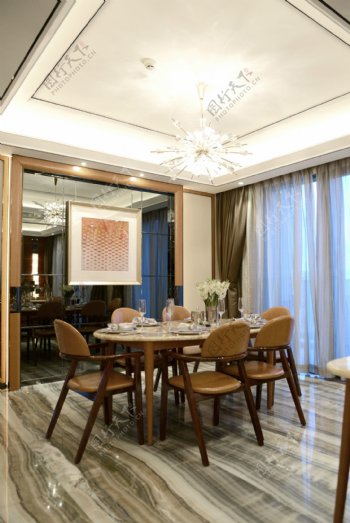 现代时尚客厅金褐色窗帘室内装修效果图