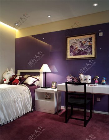 现代浪漫卧室紫色背景墙室内装修效果图