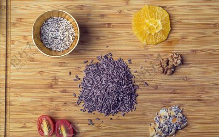 营养紫米和水果