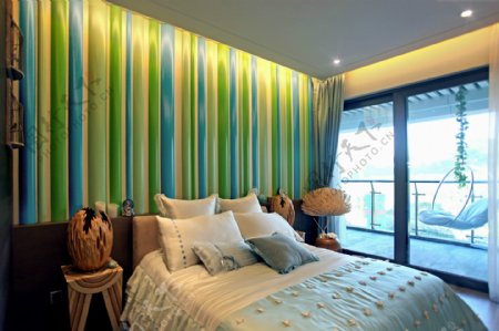 现代清新时尚卧室黄蓝条纹背景墙室内装修图