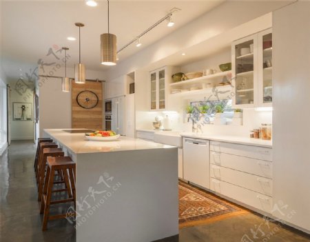 现代厨房白色橱柜吧台设计效果图