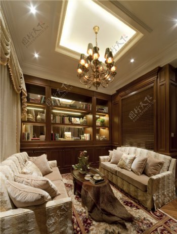 欧式奢华客厅浅色沙发室内装修效果图