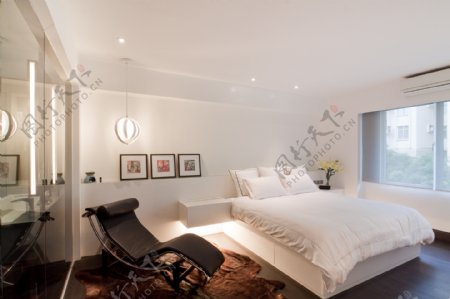 现代温馨卧室金褐色地毯室内装修效果图