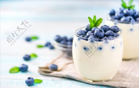 清新蓝莓水果酸奶