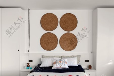 现代卧室褐色圆点背景墙室内装修效果图