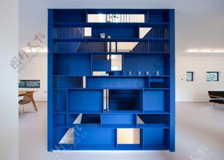 现代时尚客厅亮蓝色柜子室内装修效果图
