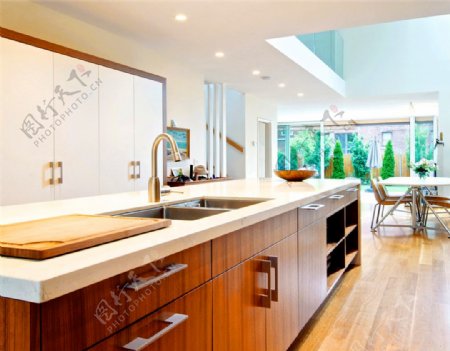 棕色橱柜厨房设计效果图