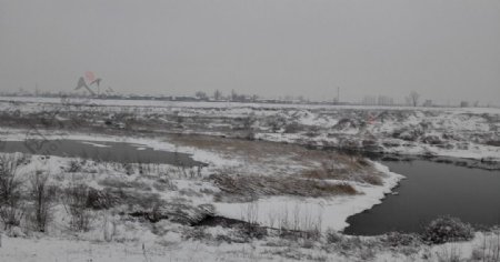冬日里的河道雪景