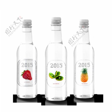 三瓶透明水果汁